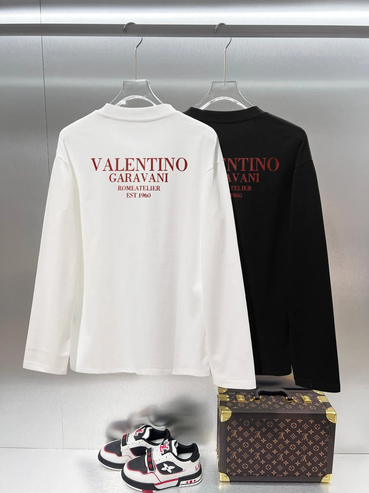 Valentino*Valentino Classic style with exquisite print of letter logo on the chest🔥long-sleeved T-shirt✅Boutique top quality craftsmanship‼ Complete three labels ●340g pure cotton ●Pure cotton fabric ●Customized 1:1 trademark ●Slightly loose version ●Size; S M L XL